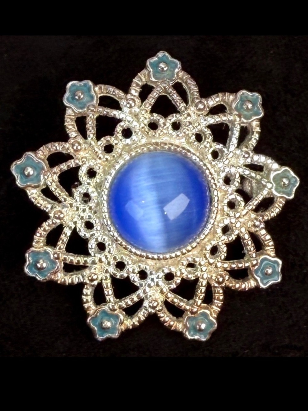 Beautiful vintage, silvertone and blue brooch pin